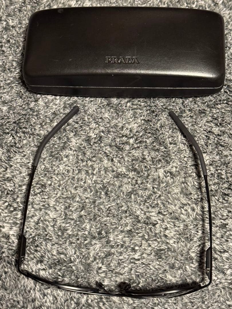 PRADA ブラックオーバルサングラス ケース付き