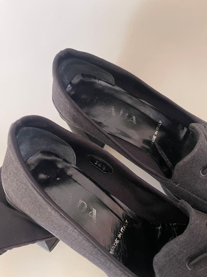 美品Pradaプラダブラックグレーヒール付きモカシンパンプス36.5