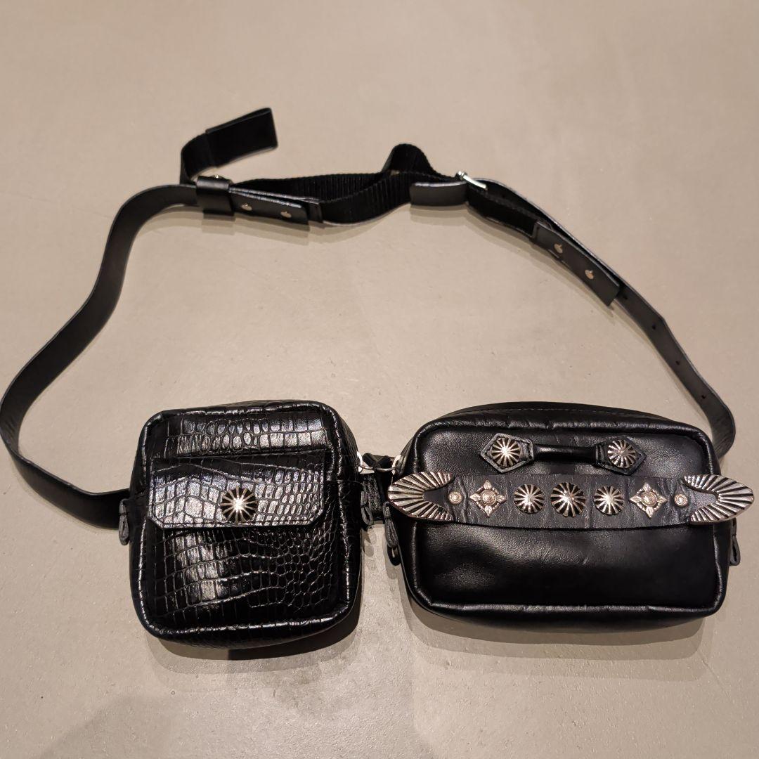 TOGA PULLA ブラック ボディバッグ・ウエストポーチ