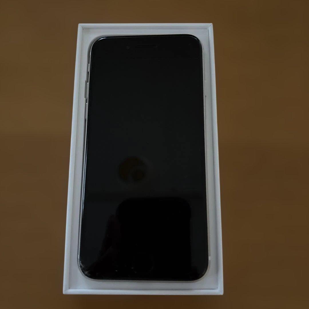 た*け様 Apple iPhone SE 第3世代　ホワイト 本体 充電ケーブル