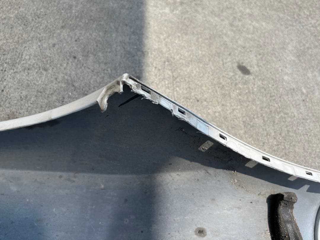 リアバンパー 白