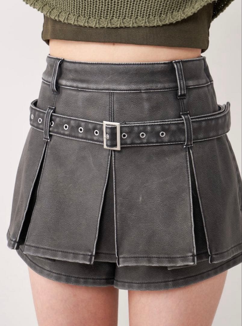 ダーリッチ アンティークレザープリーツショートパンツ