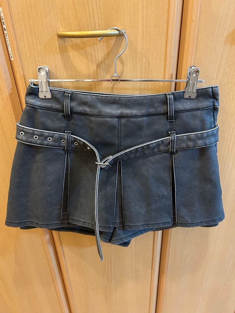 ダーリッチ アンティークレザープリーツショートパンツ