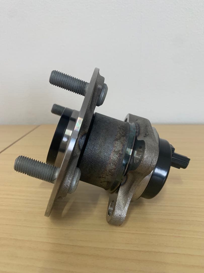 NCP131 ヴィッツRS用　リアハブASSY純正２個セット新品未使用