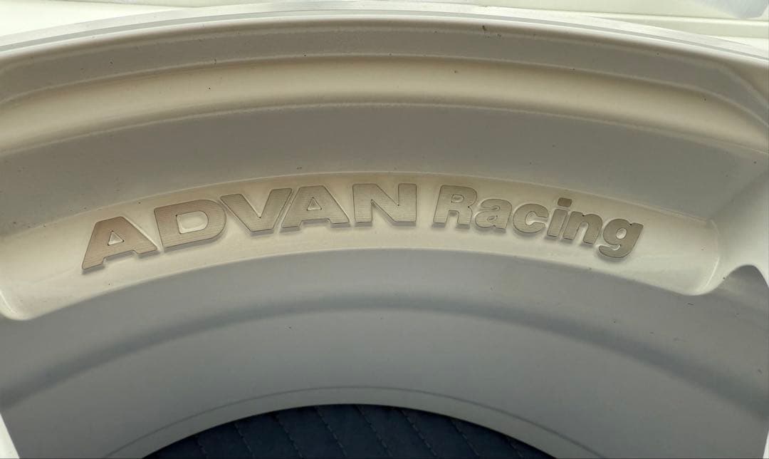 ADVAN RG-4 レーシングホワイトメタリック＆リング　18インチ