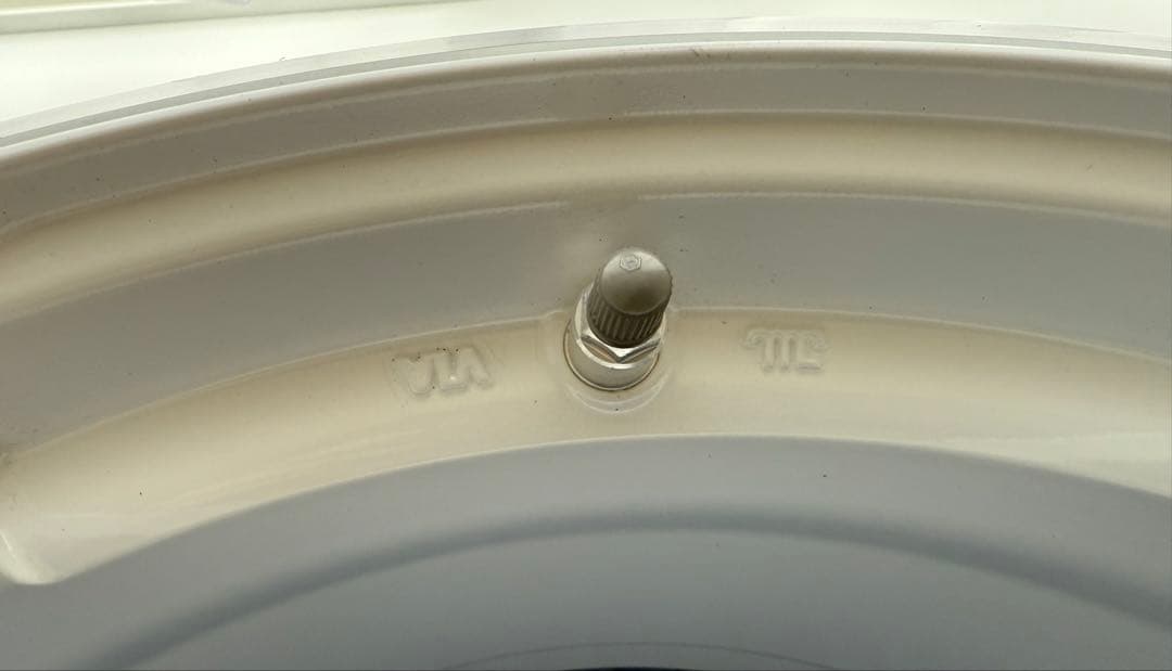 ADVAN RG-4 レーシングホワイトメタリック＆リング　18インチ