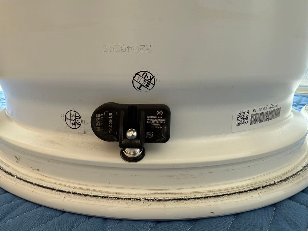 ADVAN RG-4 レーシングホワイトメタリック＆リング　18インチ