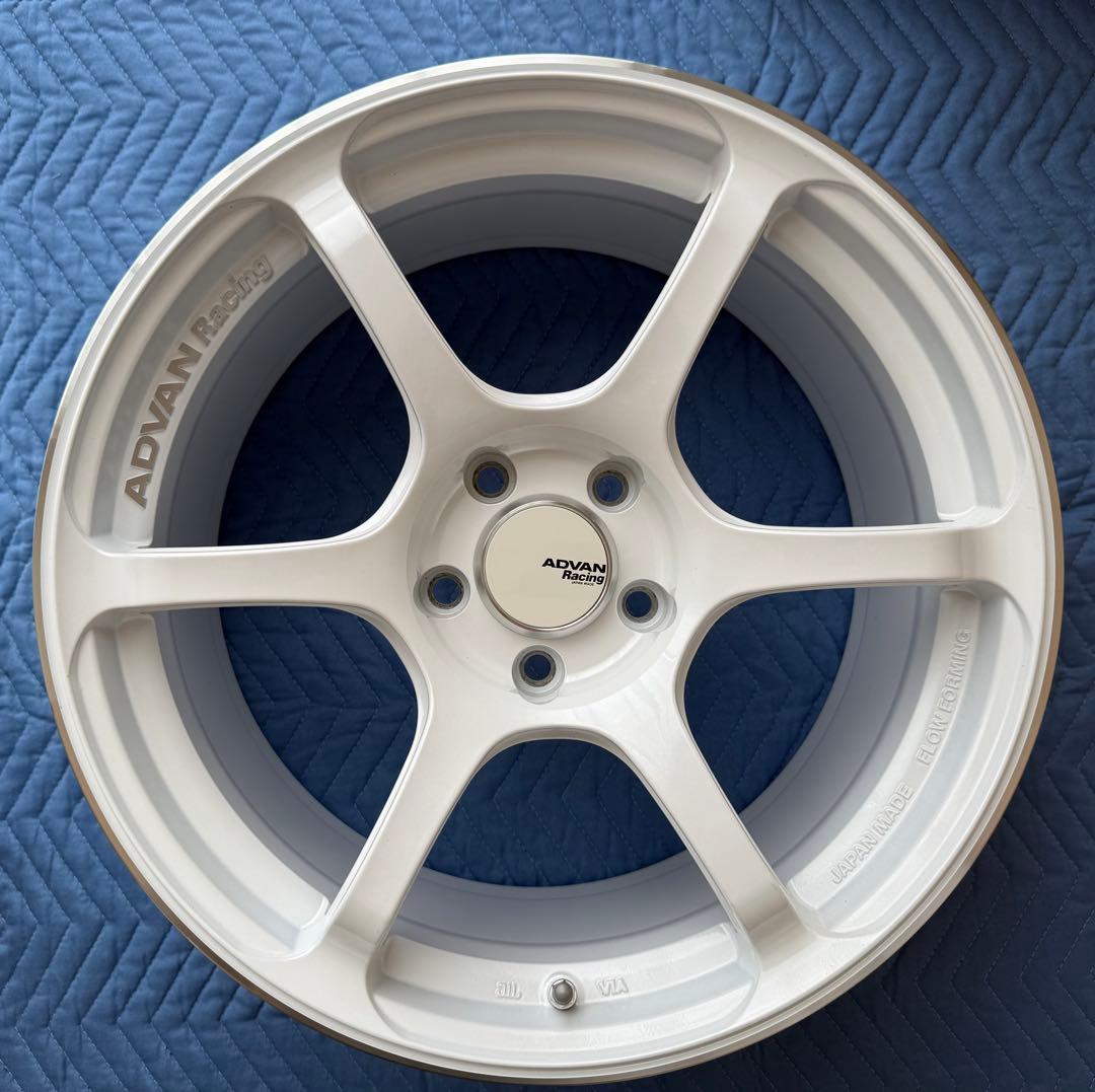 ADVAN RG-4 レーシングホワイトメタリック＆リング　18インチ
