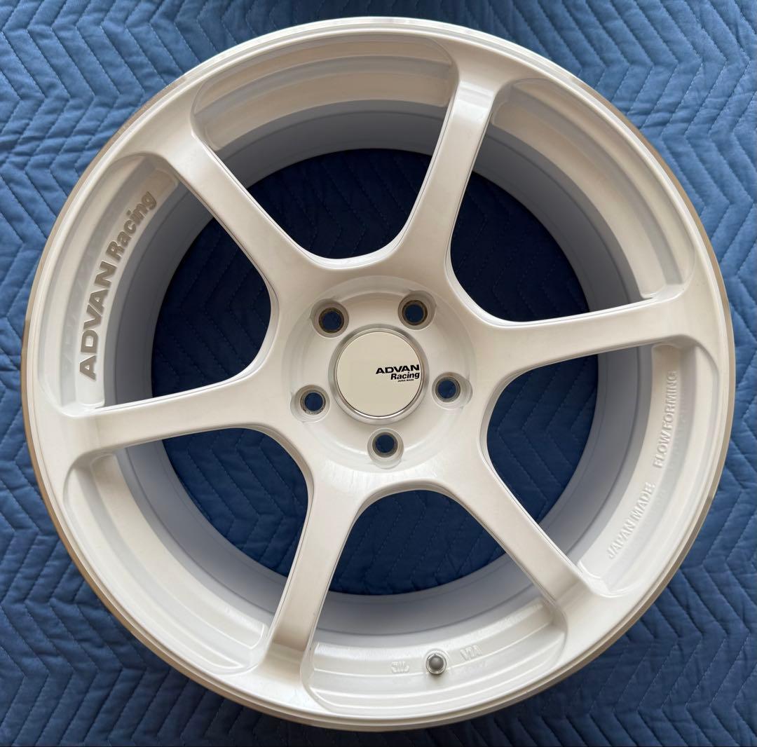 ADVAN RG-4 レーシングホワイトメタリック＆リング　18インチ