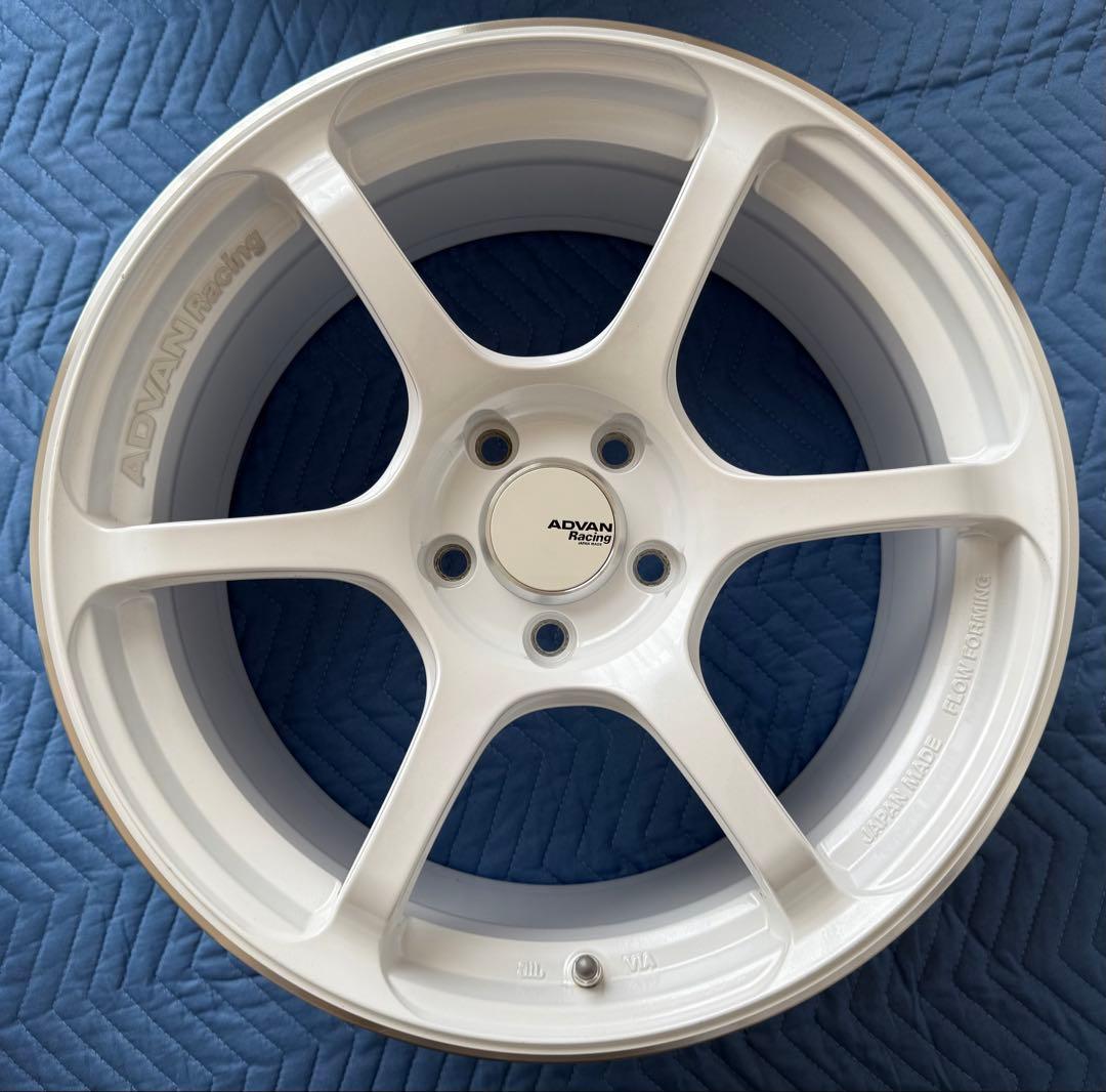 ADVAN RG-4 レーシングホワイトメタリック＆リング　18インチ