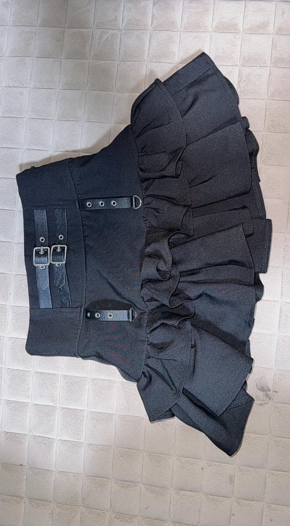 フリル付き黒ミニスカート