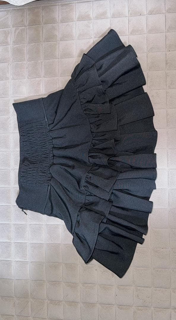 フリル付き黒ミニスカート