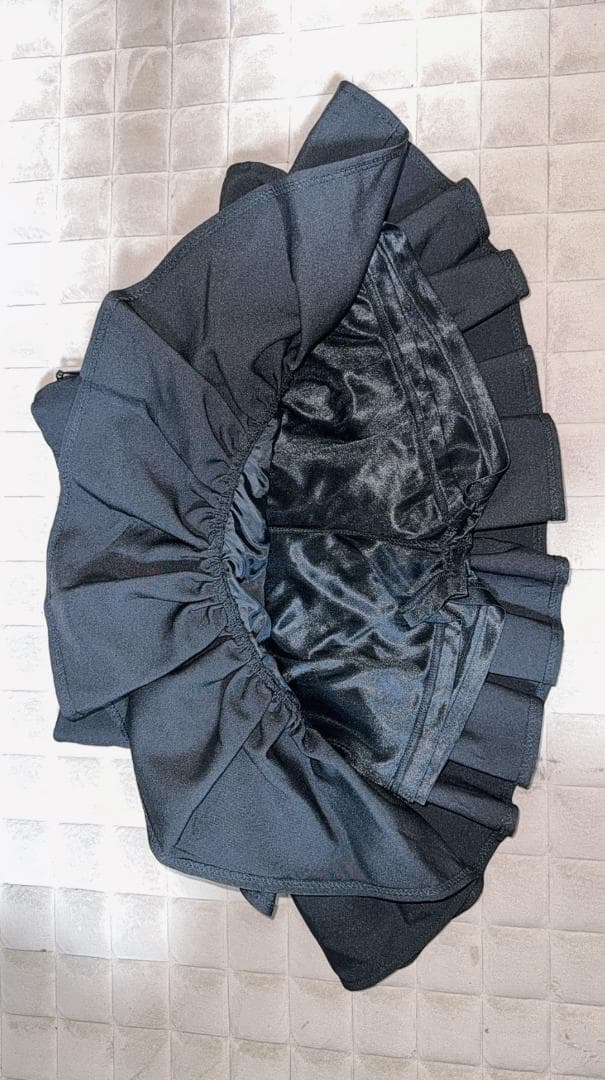 フリル付き黒ミニスカート