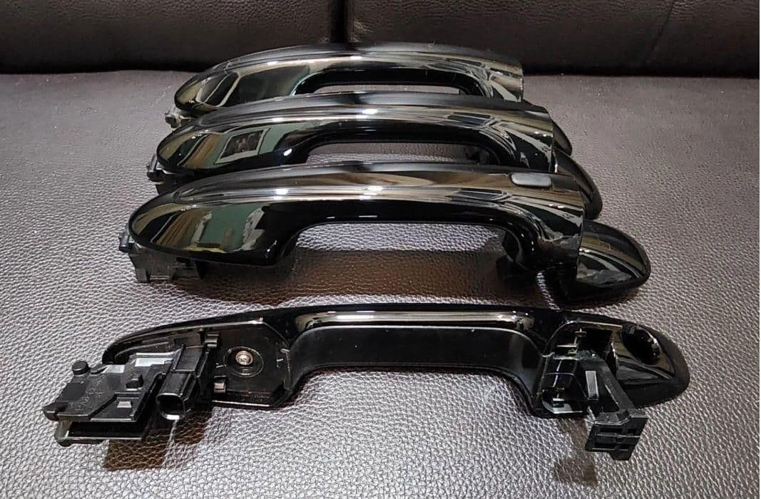 GUN125 ハイラックス アウター ドアハンドル ピアノブラック 純正交換 1