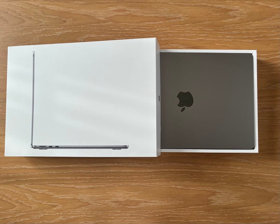 【美品】 M2チップ搭載13.6インチMacBook Air