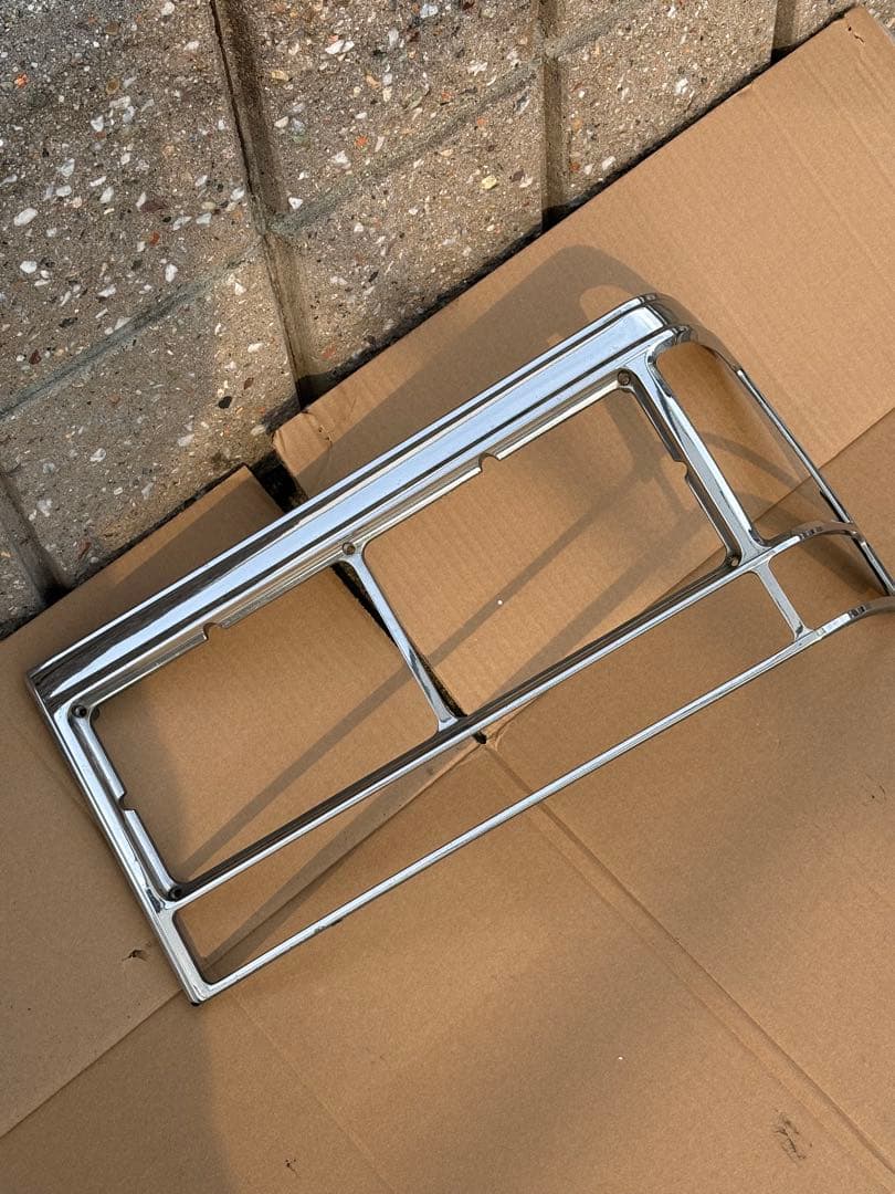 キャデラック　ブロアム　ヘッドライトベゼル　左右　二つ目用