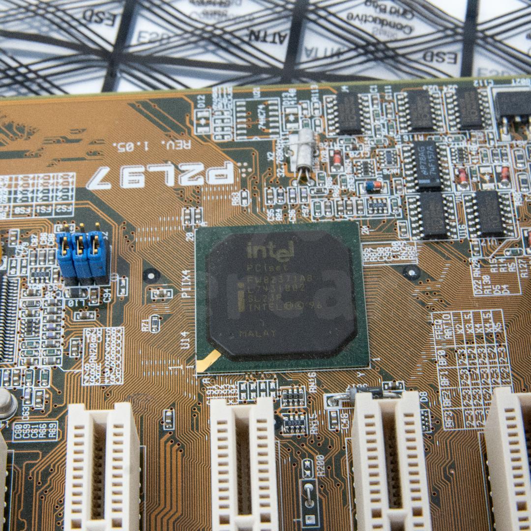 ASUS P2L97 Slot1マザーボード Celeron300A時代の名機