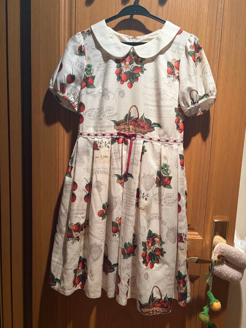 A*)様 leur getter luluいちご柄　半袖ひざ丈ワンピース