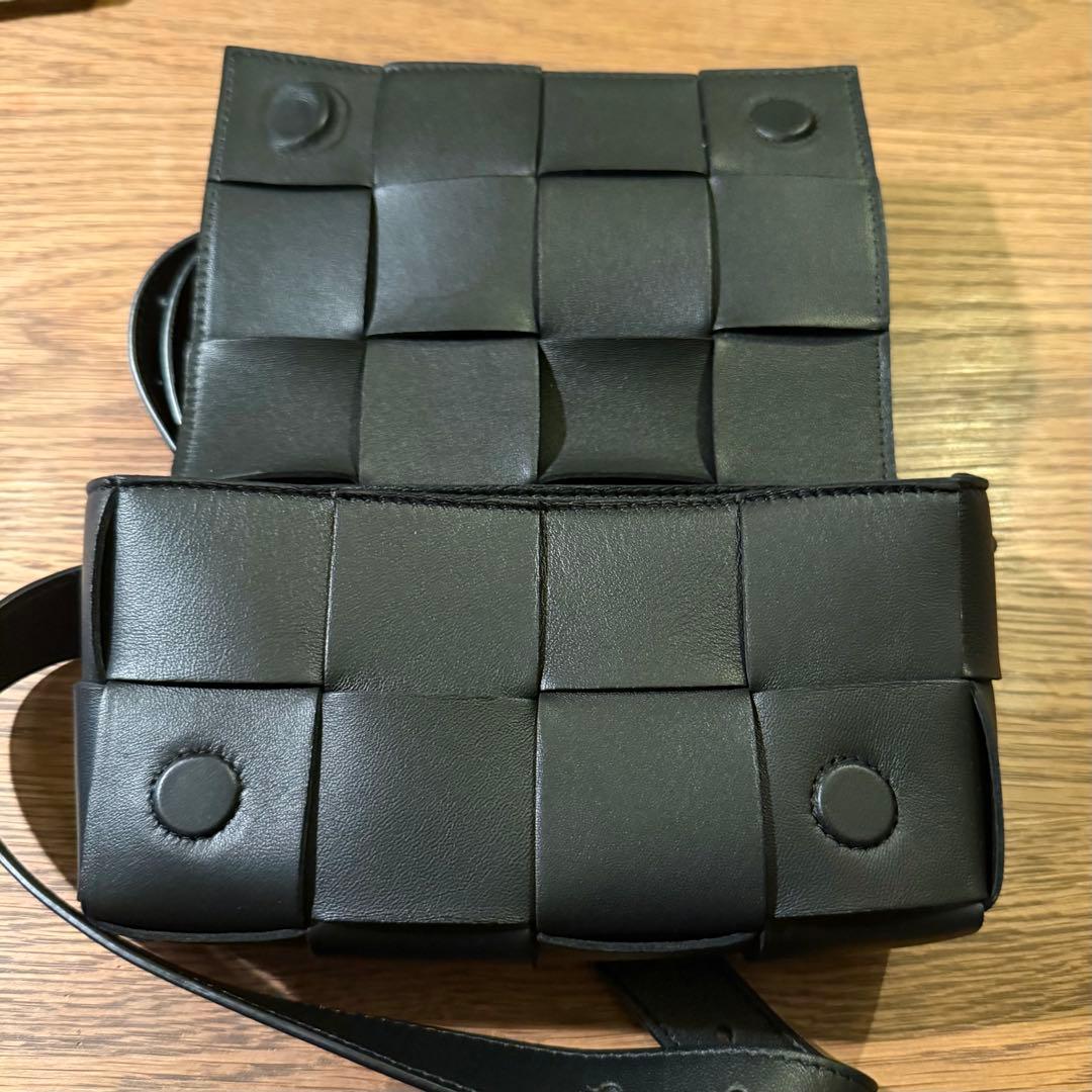 【美品】ボッテガべネタ　カセット　ブラックレザーボディバッグ