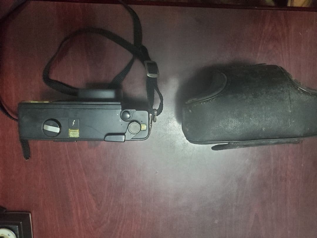 昭和レトロ　カメラ２台　ストロボフラッシュ１台　発光器１台　全てケース付き