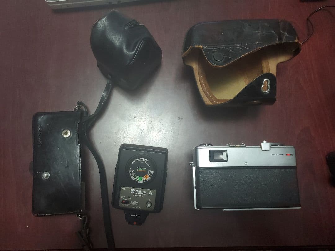昭和レトロ　カメラ２台　ストロボフラッシュ１台　発光器１台　全てケース付き