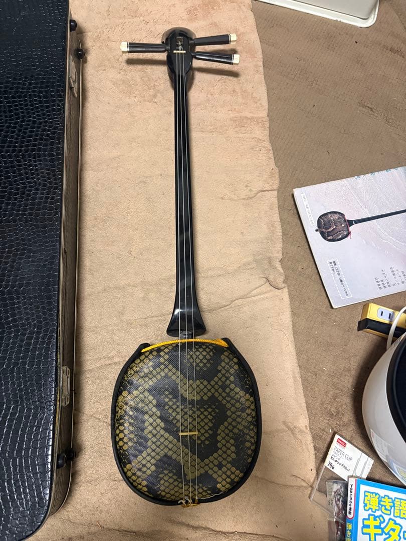 三線 本体 ケース付き　本、木製ウマ、消音ウマ、替弦2本付き、カラクイ付き