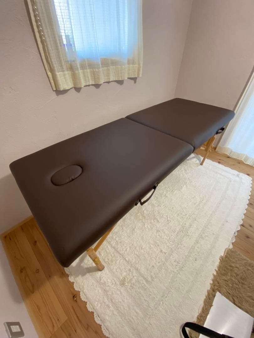 軽量 折りたたみ マッサージベッド 木製・有孔 チョコレート