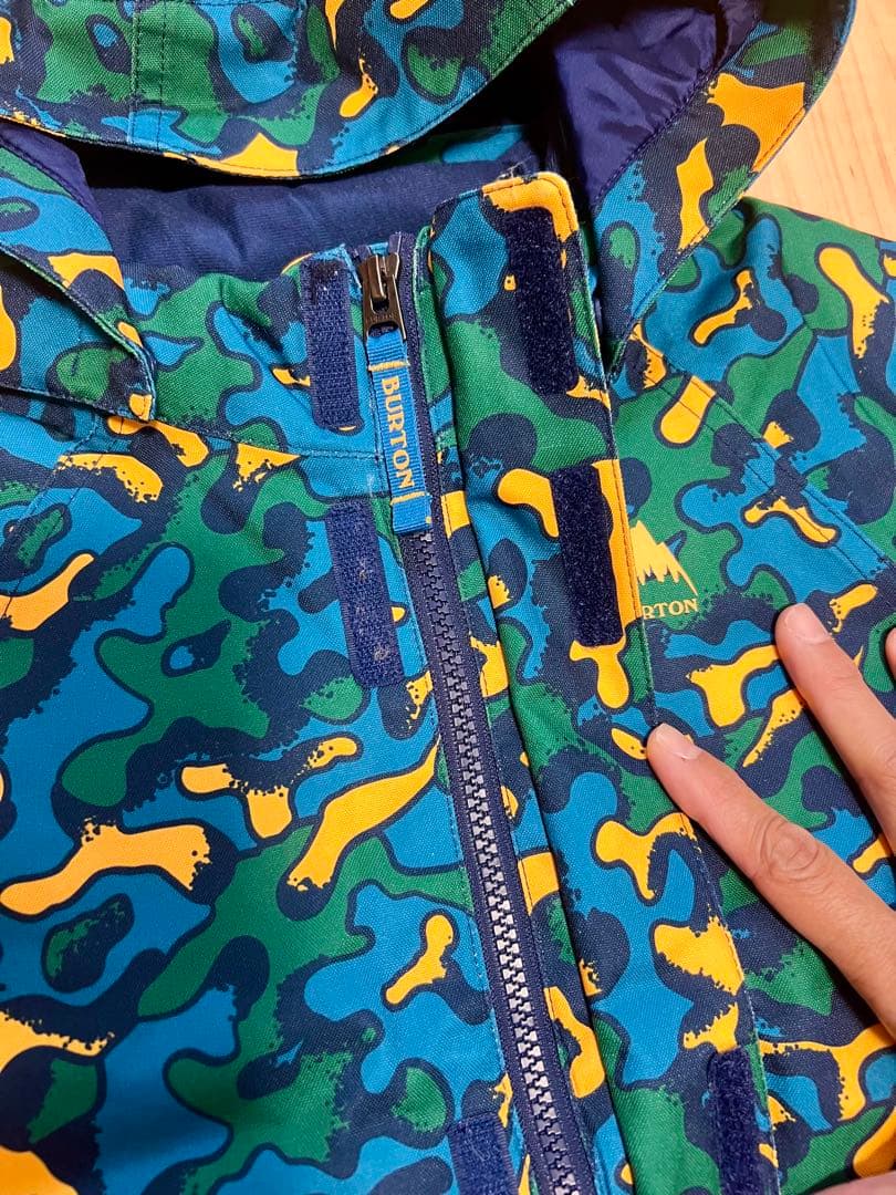 Burton 子供用青と緑の迷彩スノーボードウェア