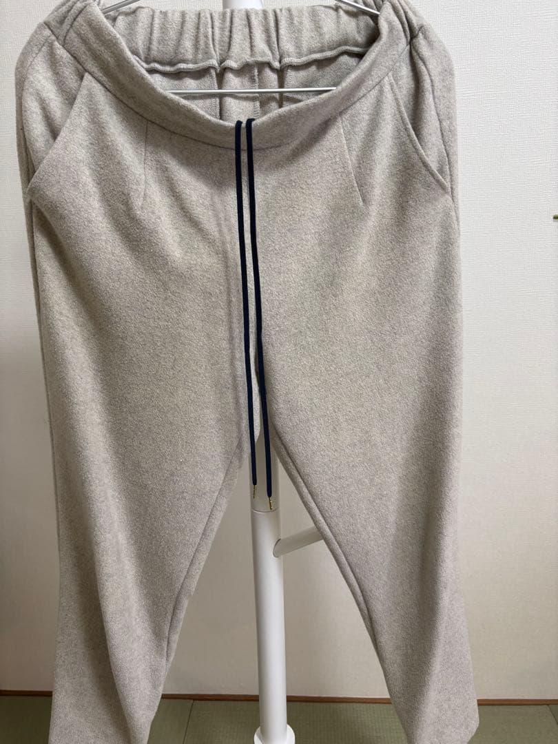 our ウール素材のテーパードパンツ　ホワイトグレー