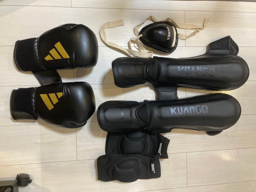 キックボクシング　格闘技　Adidas ボクシンググローブ ミットセット(鞄付)