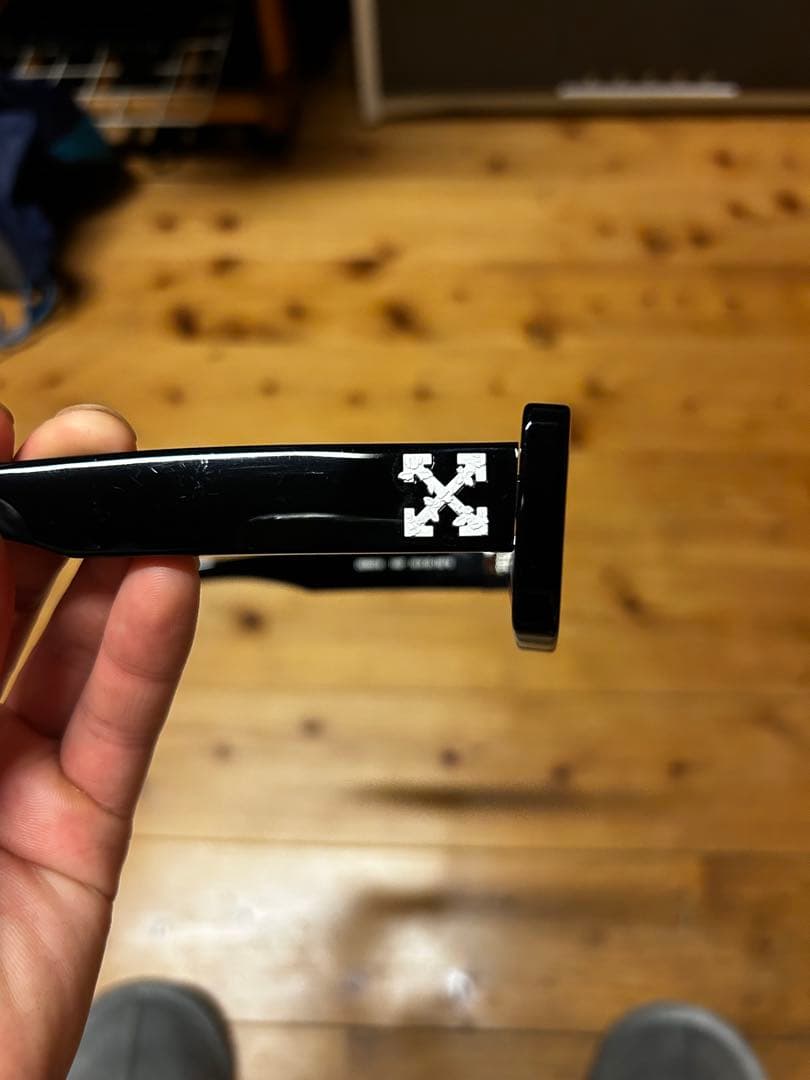 Off-White™ ブラックサングラス 422