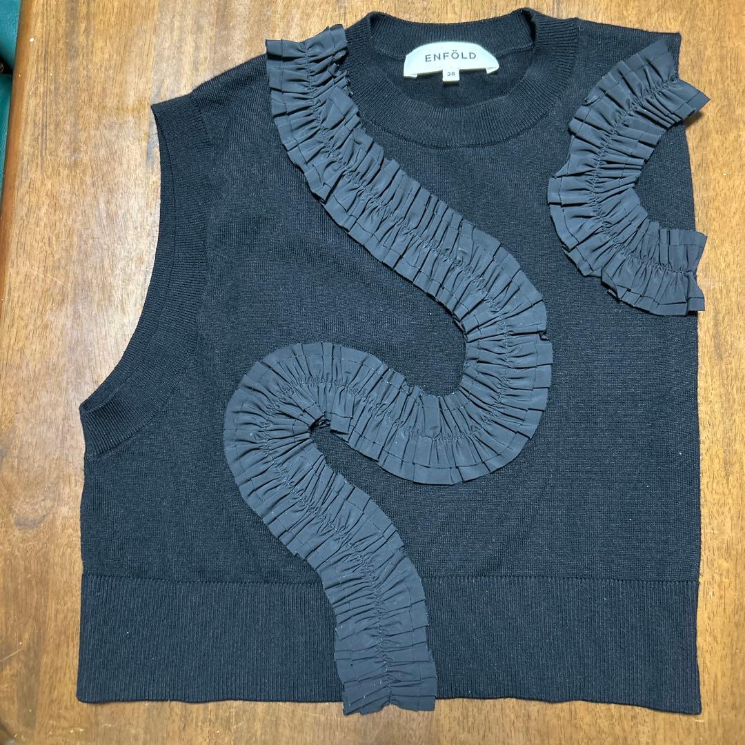 ENFOLD 2024AW BLACKニットベスト フリル装飾 アシンメトリー