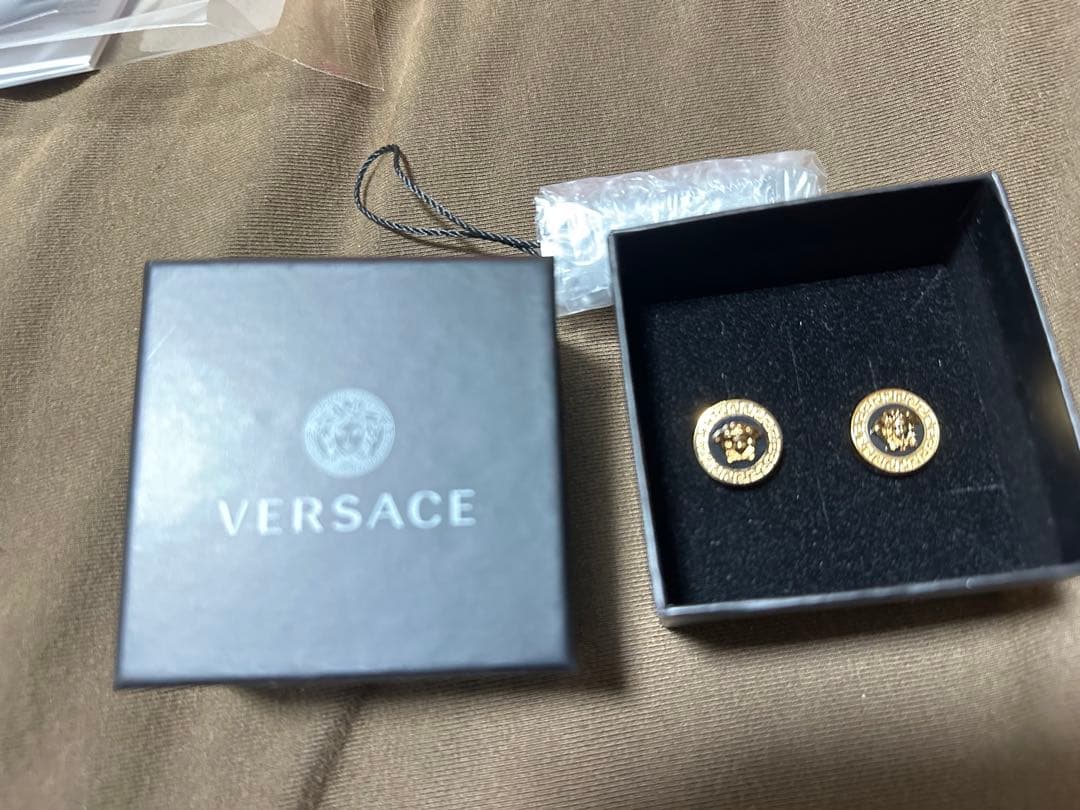 VERSACE ゴールド ロゴピアス 玲凪