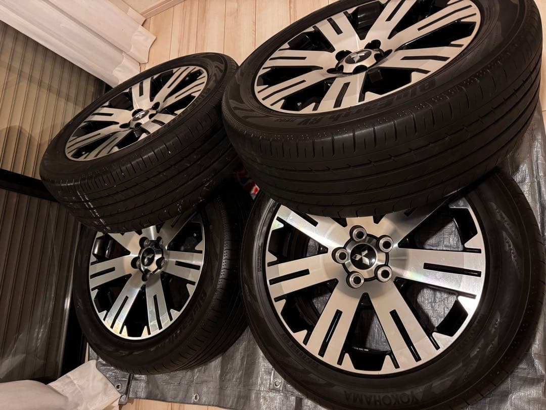 デリカd5 純正18インチ ヨコハマタイヤ　バリ溝。引き取り希望！