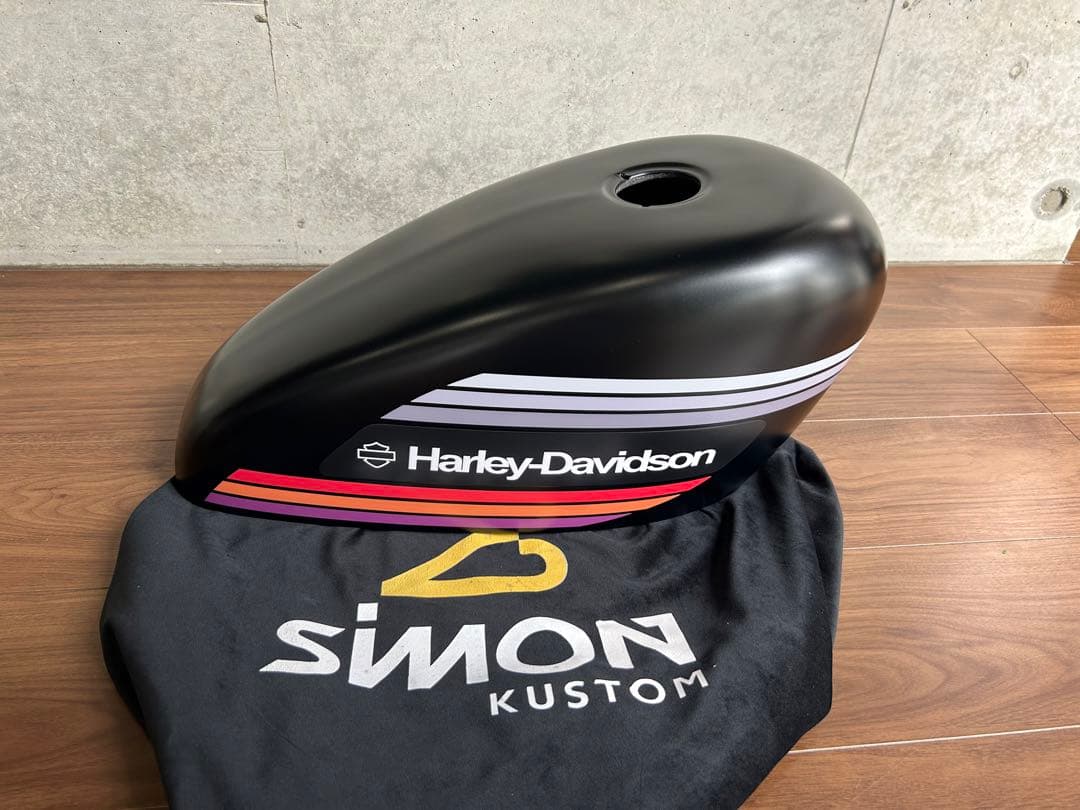 サイモンカスタム社製タンクカバーXL883N / XL1200NS など
