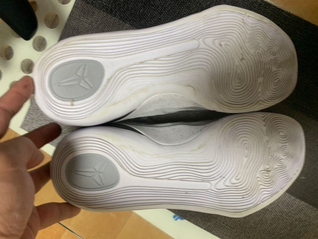 シューズ(男性用) KOBE 9 LOW WOLF GREY