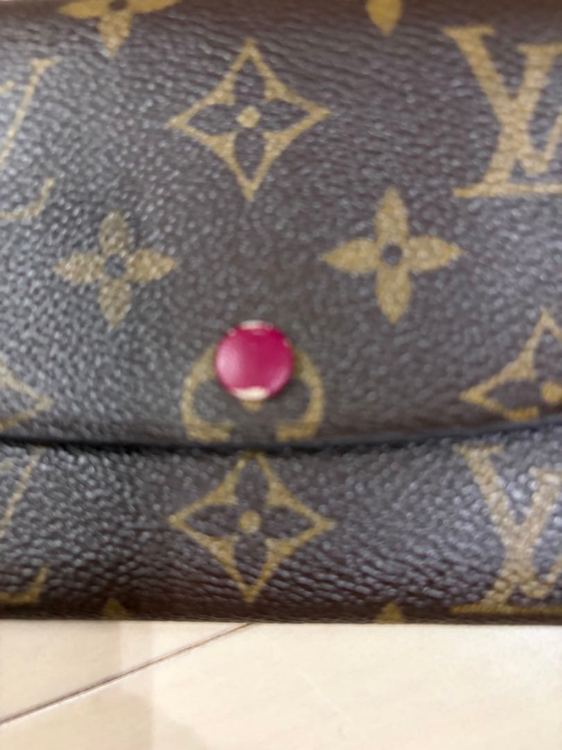 ルイ・ヴィトン　ポルトフォイユ エミリー 長財布 二つ折り財布 M60136