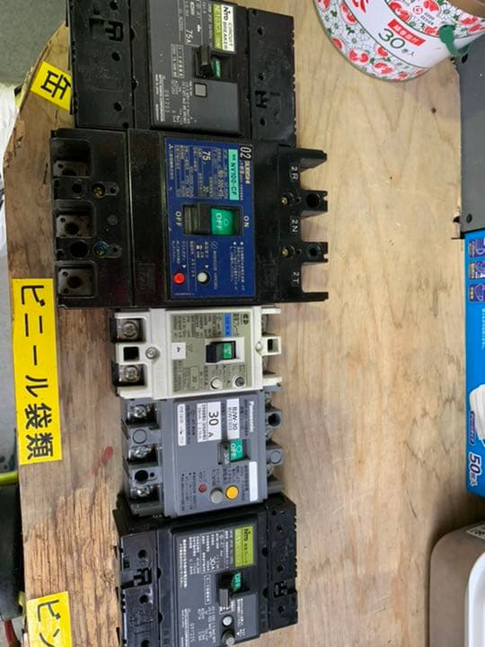 基本的には中古品ですが比較的に新しい商品です。