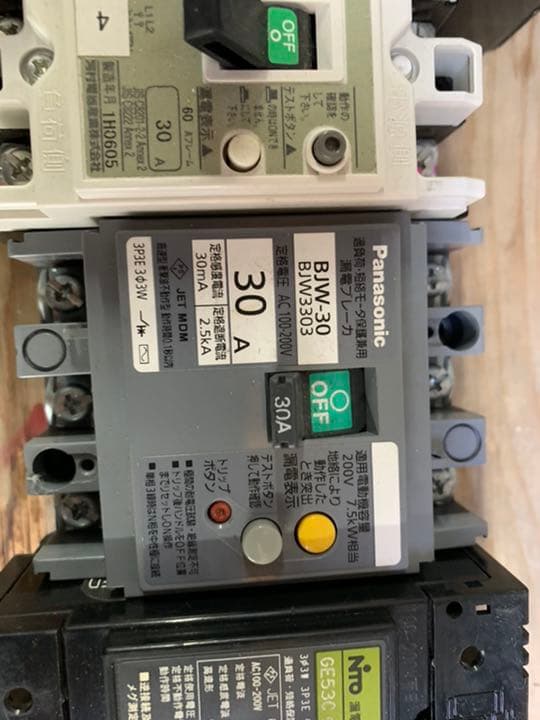 基本的には中古品ですが比較的に新しい商品です。