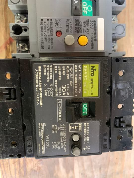 基本的には中古品ですが比較的に新しい商品です。