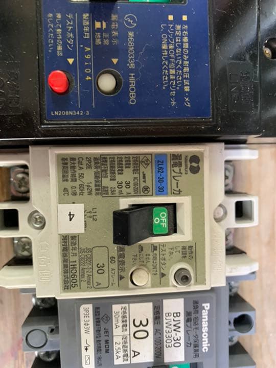 基本的には中古品ですが比較的に新しい商品です。