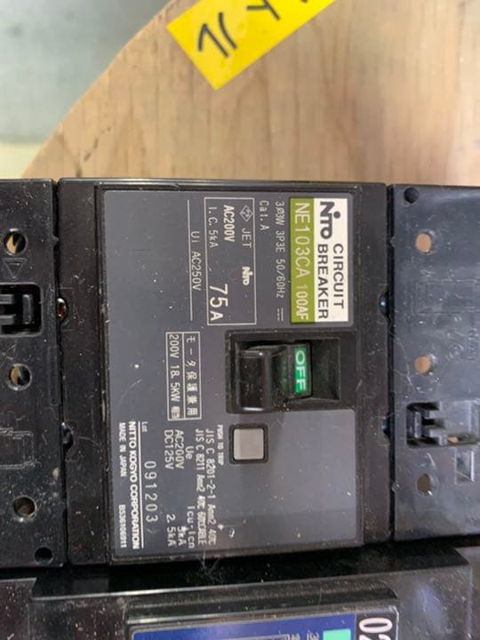 基本的には中古品ですが比較的に新しい商品です。