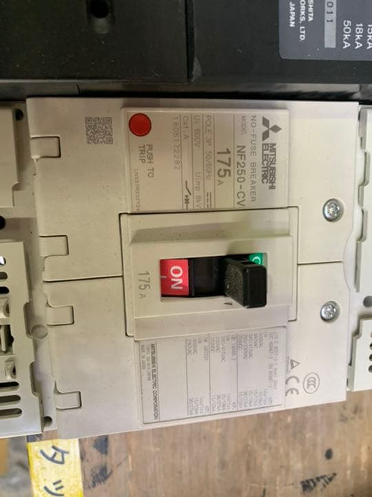 基本的には中古品ですが比較的に新しい商品です。