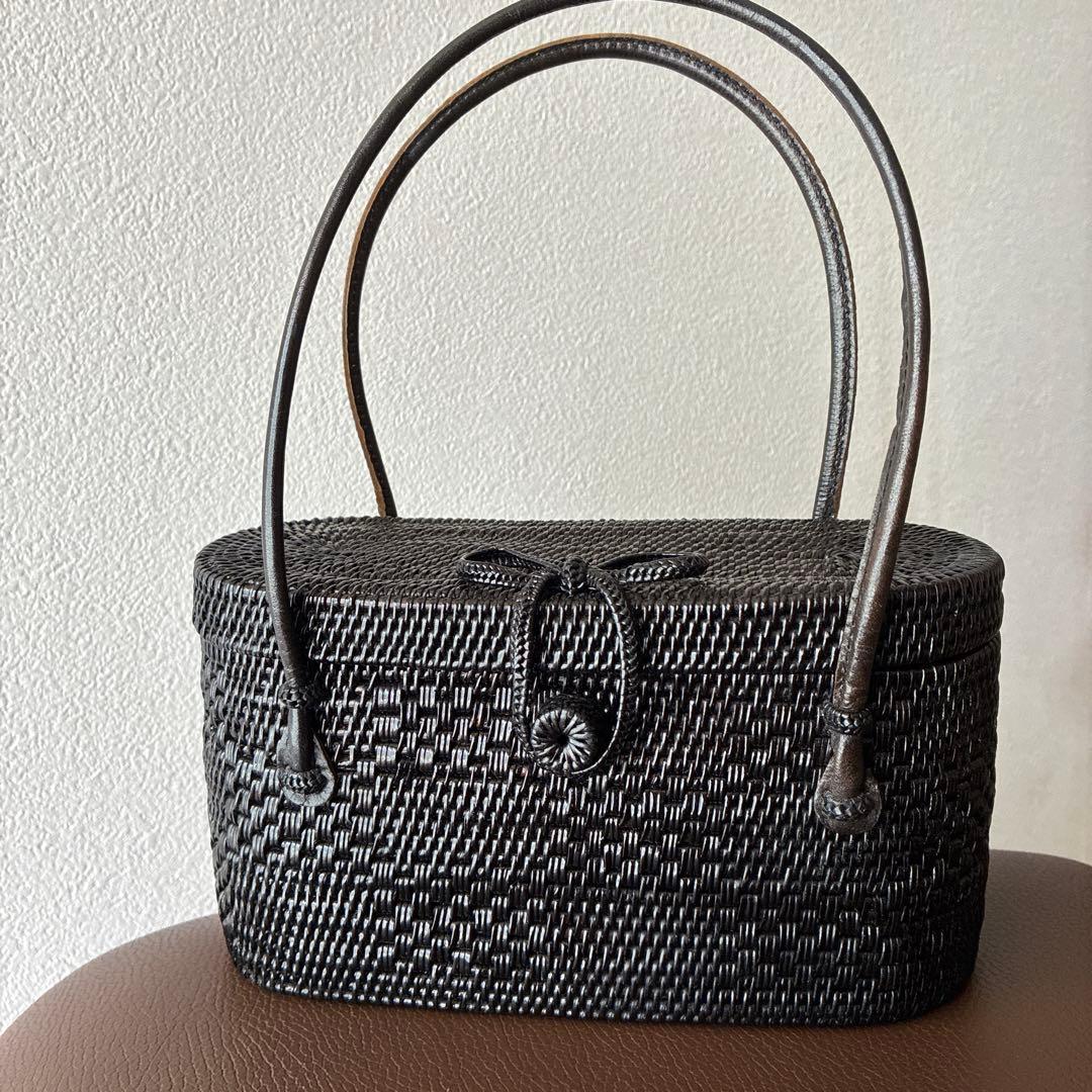 和装にも　籐と革　黒の蓋付きかごバッグ 中小型　アタバッグ