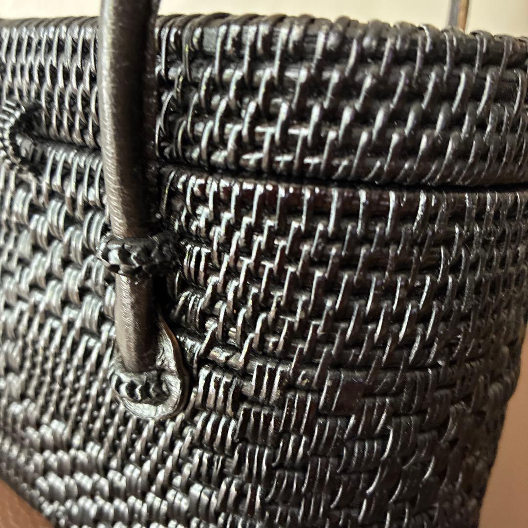 和装にも　籐と革　黒の蓋付きかごバッグ 中小型　アタバッグ