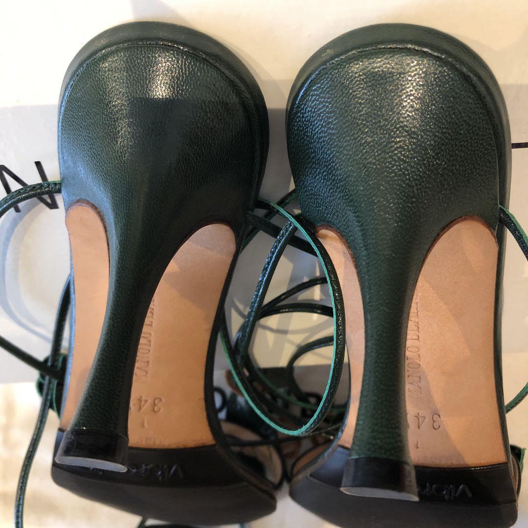 マノロブラニク　　レースアップサンダル