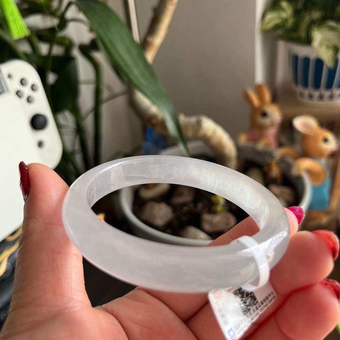 氷白色翡翠バングル