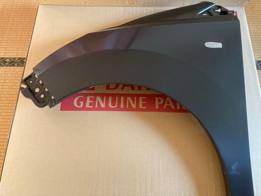 最終値下げダイハツ　ミライース　左新品フェンダー