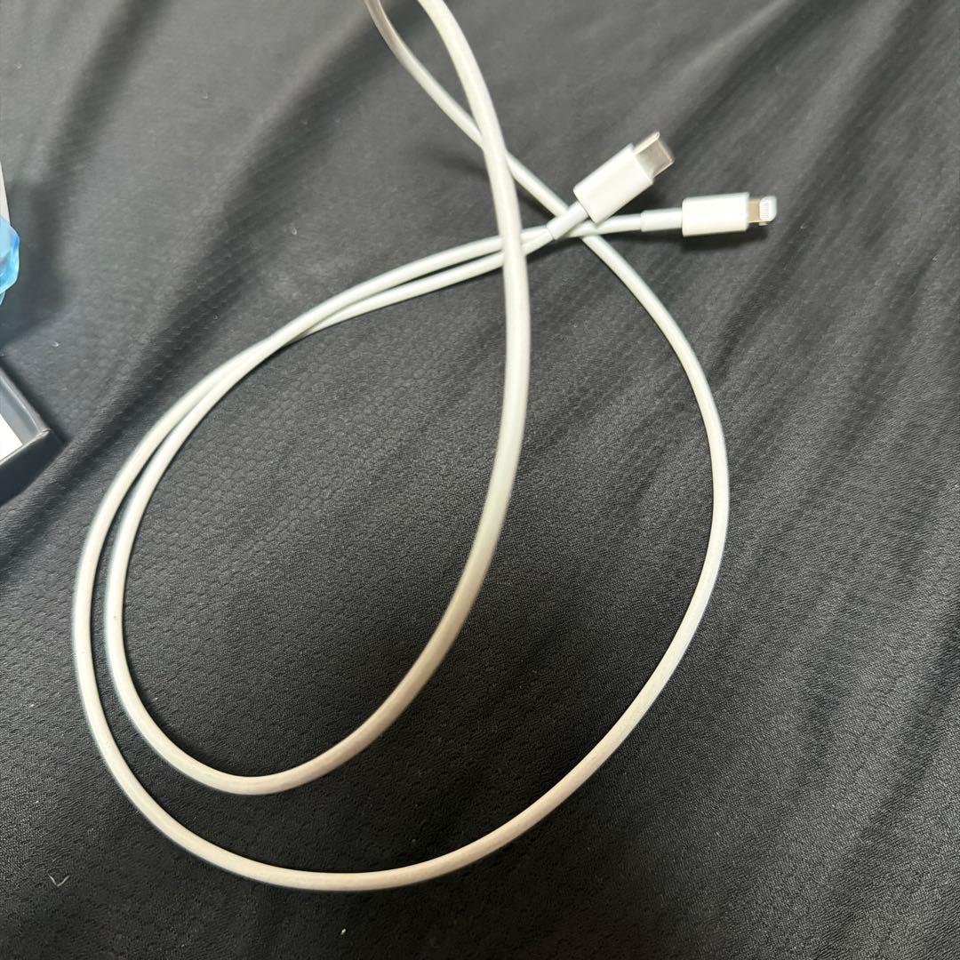 iPhone 14 本体　スクリーン保護フィルム　充電器