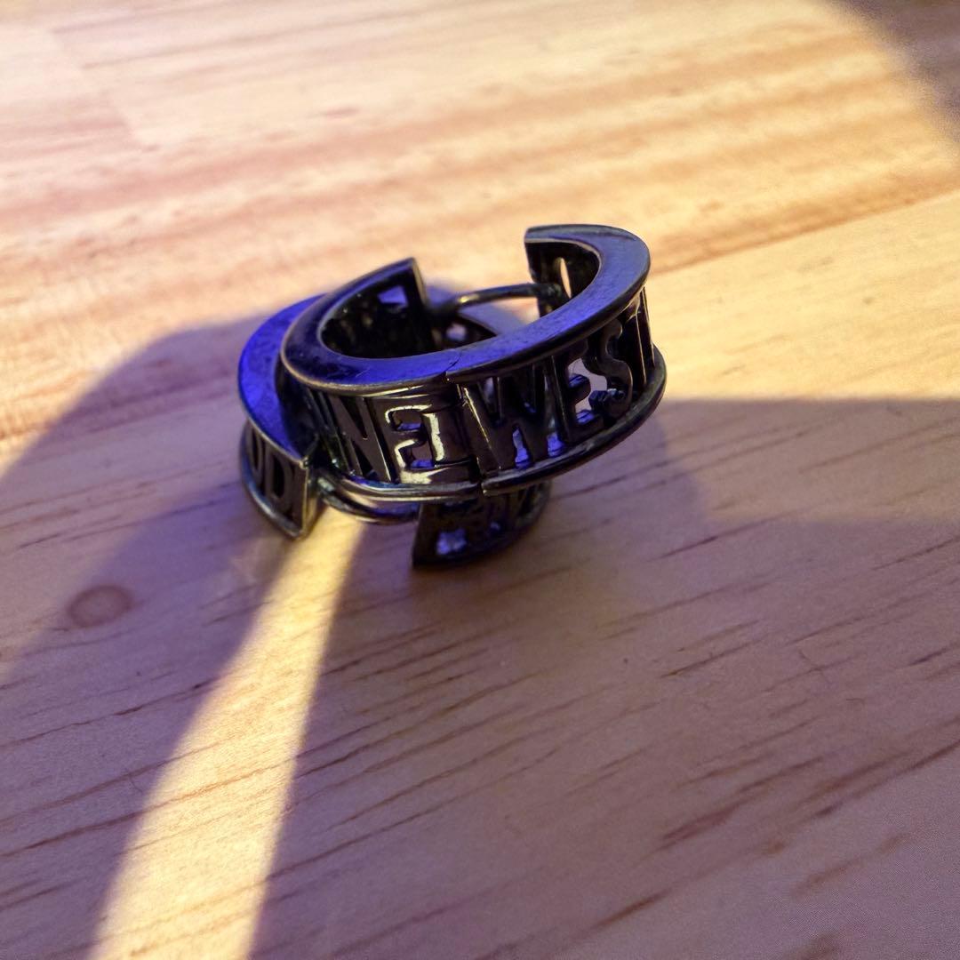 Vivienne Westwood ブラックフープピアス